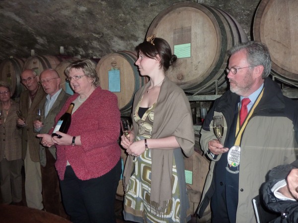 Gruppe im Weinkeller