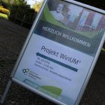 Schild hinführend zur Veranstaltung