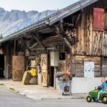 Abschnitt einer Holzhütte mit Bergen im Hintergrund