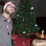 Student vor Weihnachtsbaum