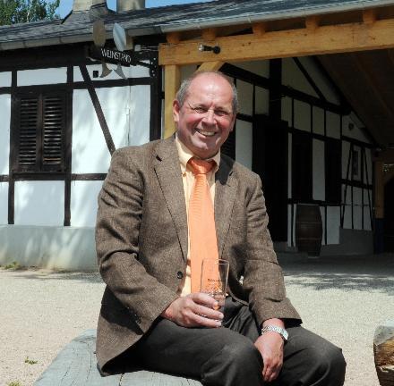 Manfred Federhen vor dem Weinprobierstand
