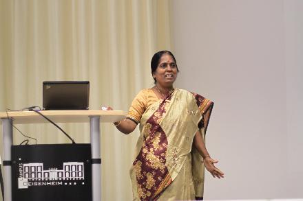 Inderin neben Rednerpult