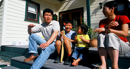 Asiatische Familie sitzt auf der Treppe