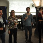 Gruppe mit Weingläsern in den Händen