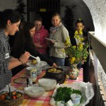 Studenten bedienen sich am Essen