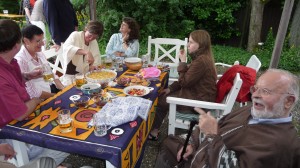 Gruppe sitzt am Tisch