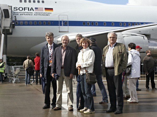 Wissenschaftler vor dem Flugzeug