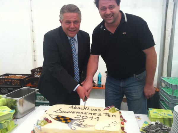 Klaus-Peter Willsch und Sébastien Loison mit der schmackhaften Raumfahrt-Rieslingtorte