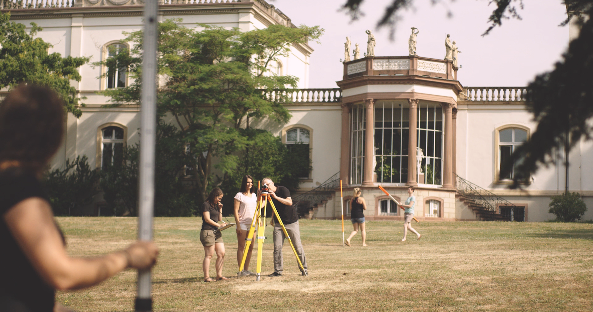 Eine Gruppe Studierender macht Vermessungsübungen in einem Park. © Hochschschule Geisenheim